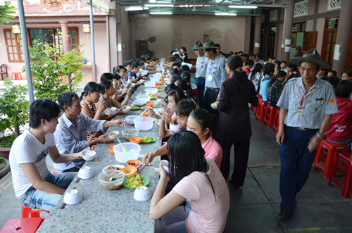 Bữa cơm đầu tiên của các thí sinh tại chùa Hiển Nam khi đặt chân đến TP.Quy Nhơn