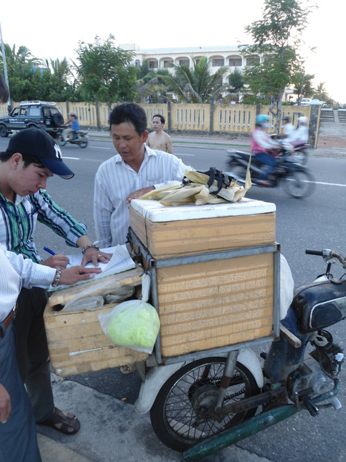 Lập biên bản, nhắc nhở người bán hàng rong 