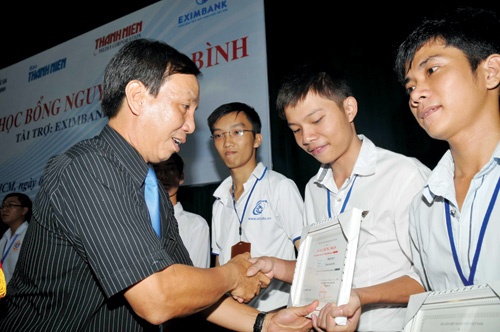 Tổng biên tập Báo Thanh Niên Nguyễn Quang Thông và đại diện Eximbank (ảnh dưới) trao học bổng cho sinh viên ĐHQG TP.HCM - d