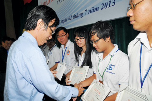 Tổng biên tập Báo Thanh Niên Nguyễn Quang Thông và đại diện Eximbank (ảnh dưới) trao học bổng cho sinh viên ĐHQG TP.HCM - 2