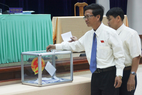 Bỏ phiếu tín nhiệm đối với 16 chức danh chủ chốt tỉnh Quảng Nam