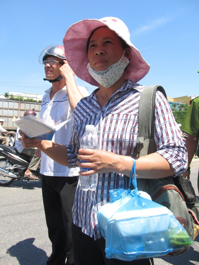 Chị Trương Thị Nga đứng ngóng con trước cổng trường thi