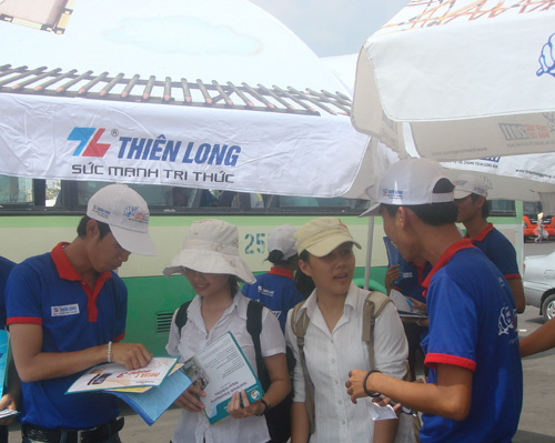 Sinh viên tình nguyện hướng dẫn thí sinh tại Bến xe Miền Đông (TP.HCM)