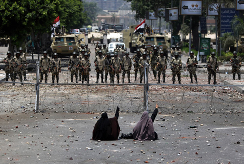 Người ủng hộ ông Morsi trước rào chắn của quân đội - D