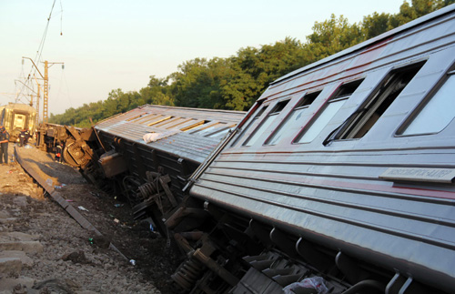 Hiện trường vụ tai nạn tàu hỏa trật bánh ở Nga - d