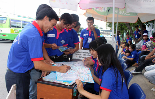 Anh Hoàng Hải Đăng (bìa trái, đứng) chia sẻ kinh nghiệm với sinh viên tình nguyện tại Bến xe Ngã Tư Ga - d