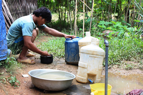 Do thiếu nước sạch, người dân nhiều nơi ở Khánh Hòa phải sử dụng nước không đảm bảo vệ sinh