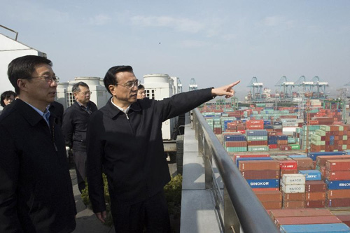 Ông Lý Khắc Cường (chỉ tay) trong chuyến thăm Thượng Hải hồi tháng 3 - d