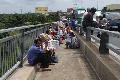 Hành khách hoàn hồn sau cú va chạm và ngồi phơi nắng trên cầu chờ xe khác đến rước