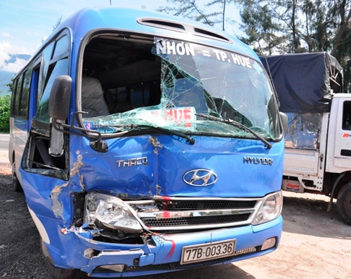 Xe khách bị hư hỏng nặng sau vụ tai nạn liên hoàn