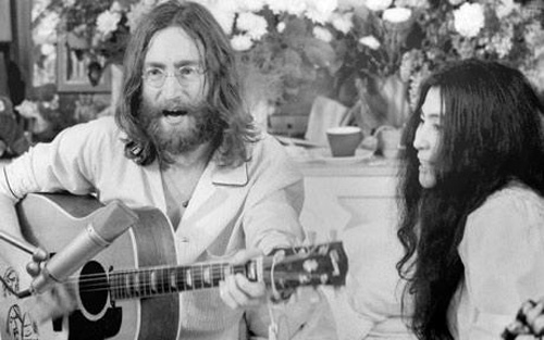John Lennon cùng vợ là Yoko Ono tại khách sạn Queen Elizabeth, Montreal - d