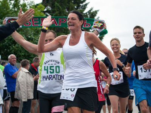 Bà Annette Fredskov cười vui vẻ sau khi hoàn tất cuộc chạy marathon thứ 366 - d