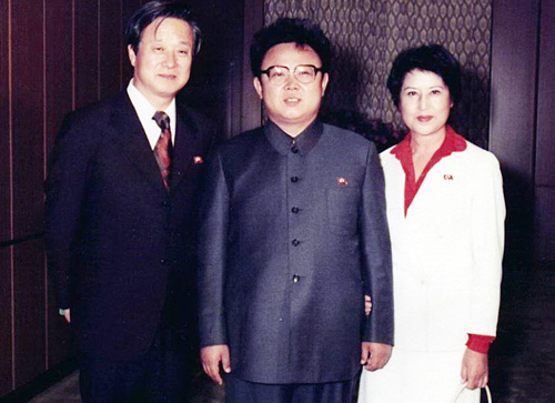 Vợ chồng Shin Sang-ok cùng lãnh đạo Kim Jong-il (giữa) -  d