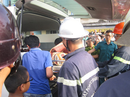 Xác nạn nhân được đưa lên xe cứu thương - 3