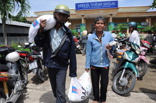 Niềm vui của đôi vợ chồng nông dân Khmer tại Long Phú, Sóc Trăng - d