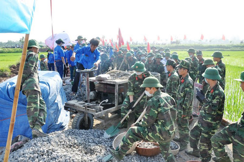 Bộ đội và thanh niên cùng góp công làm nên đường Thanh Niên - d