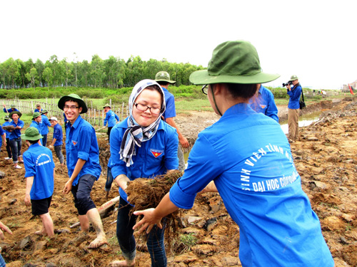 Các sinh viên Trường ĐH Công Đoàn đang chuyền đất đắp đường