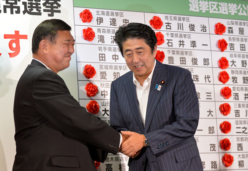 Thủ tướng Abe (phải) và Tổng thư ký đảng LDP Shigeru Ishiba chúc mừng nhau tại trụ sở đảng hôm 21.7 - d