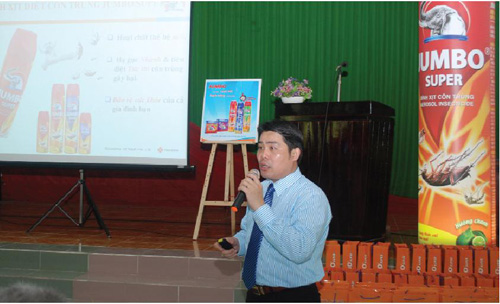 Ông Nguyễn Thành Phước - Giám đốc kinh doanh và tiếp thị - nhãn hàng JUMBO hướng dẫn các lợi ích chính của các dòng sản phẩm JUMBO diệt muỗi và côn trùng gây hại - d