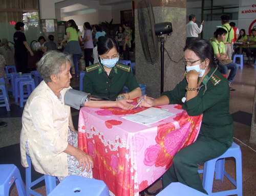 Khám bệnh cho người nghèo 22.7.2013