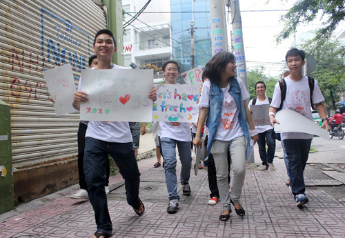 Sáng 21.7, rất đông bạn trẻ tại TP.HCM cuống đường, tham gia Free hugs day 2013 - ngày ôm tự do năm 2013