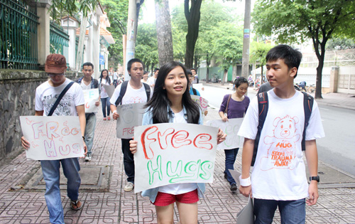 Sáng 21.7, rất đông bạn trẻ tại TP.HCM cuống đường, tham gia Free hugs day 2013 - ngày ôm tự do năm 2013 2