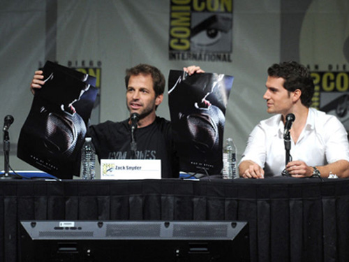 Đạo diễn Zach Snyder (trái) và diễn viên Henry Cavill quảng bá cho phim Man of Steel tại hội nghị truyện tranh Comic-Con năm 2012 - d