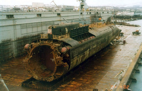 Xác tàu ngầm Kursk được trục vớt vào năm 2001 - d