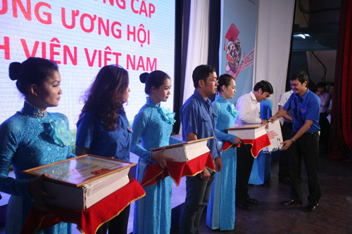 Anh Bùi Quang Huy-Phó chủ tịch thường trực T.Ư Hội Sinh viên Việt Nam trao bằng khen cho những người thực hiện chương trình Tiếp sức mùa thi năm 2013