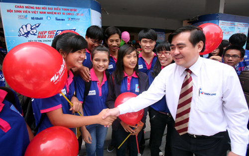Ông Bùi Văn Huống, Phó tổng giám đốc Tập đoàn Thiên Long, thăm hỏi sinh viên tình nguyện - d