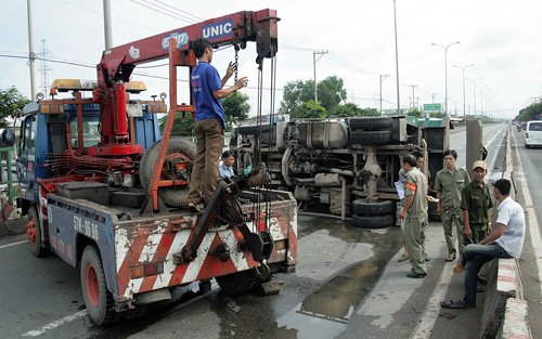 Nổ bánh, xe ben lật nhào