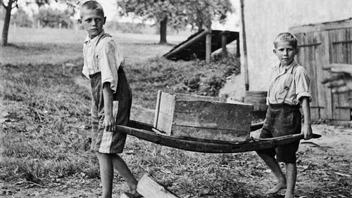 Con của những bà mẹ đơn thân ở Thụy Sĩ trong giai đoạn 1942 - 1981 bị mang cho người khác và phải làm việc cực nhọc - d
