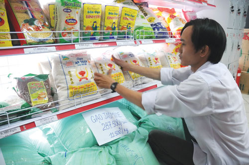 Người tiêu dùng chọn mua gạo ở siêu thị - d