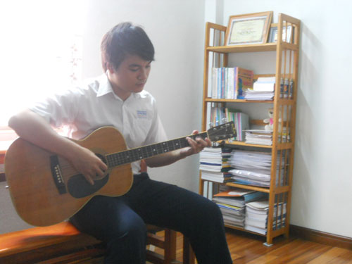 Thủ khoa Nguyễn Hoàng Nam thường giải tỏa áp lực bằng việc chơi ghita
