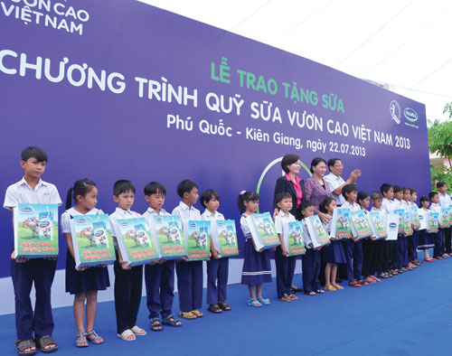 Trao tặng sữa cho trẻ em nghèo tại huyện đảo Phú Quốc (Kiên Giang) - d