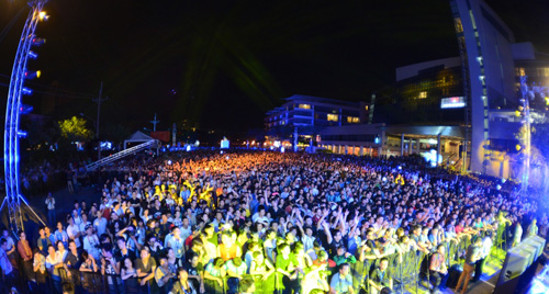 Hơn 50,000 khán giả cháy hết mình với Đêm Grand Final của Battle of The Bands 2013