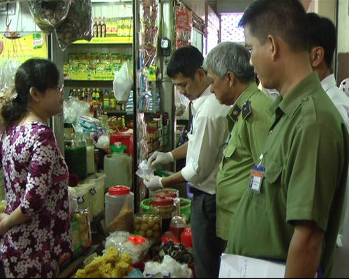 Đoàn Kiểm tra đang lấy mẫu mì sợi khô tại chợ Biên Hòa