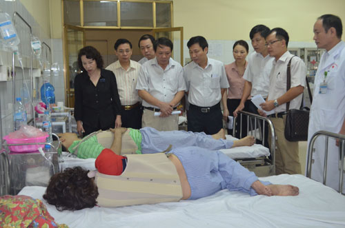 Bác sĩ khoa Chấn thương chỉnh hình, Bệnh viện Đa khoa Quảng Ninh đang điều trị cho vợ chồng chị Mai Anh