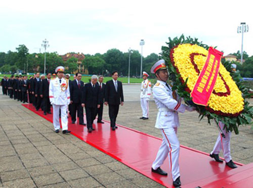 Các đồng chí lãnh đạo Đảng, Nhà nước vào Lăng, viếng Chủ tịch Hồ Chí Minh - Ảnh VGP/Nhật Bắc