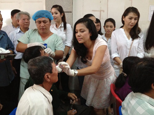Diễn viên điện ảnh Việt Trinh tháo băng mắt cho bà con tại Bệnh viện Nguyễn Trãi