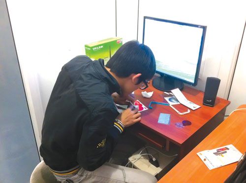 Vương Duy Thanh, sinh viên Trường ĐH Kinh tế Kharkov làm thêm bằng nghề sửa điện thoại 