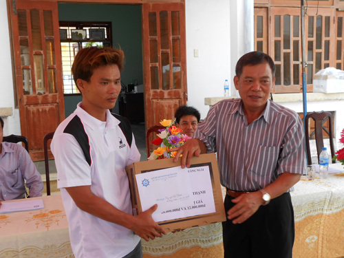 Ông Nguyễn Xuân Huế; Chủ tịch Quỹ Hỗ trợ ngư dân Quảng Ngãi trao hỗ trợ cho chủ tàu cá QNg 96084 TS,  Nguyễn Chí Thạnh