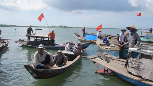 Kéo ghe ra sông phản đối doanh nghiệp hút cát