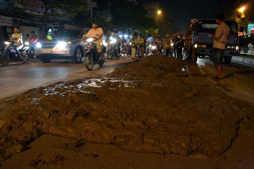 (TNO) Khoảng 21 giờ ngày 22.7, một lượng lớn bùn đất do một chiếc xe ben chở từ công trường đã rơi vãi suốt đoạn dài gần 1 cây số trên tuyến đường Cầu Giấy- Trần Thái Tông (Q.Cầu Giấy, Hà Nội)