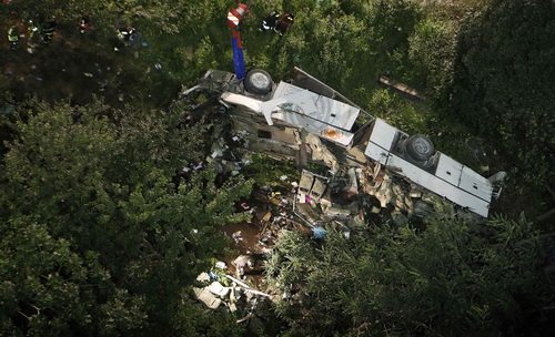 Xe lao khỏi cầu vượt ở Ý, 36 người chết