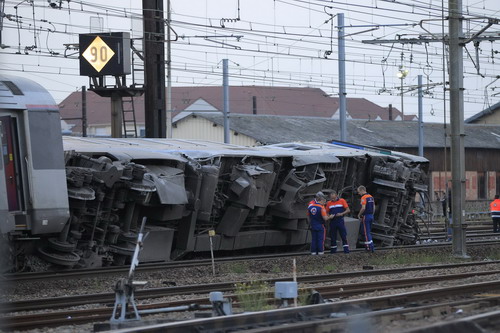 Tàu đâm vào sân ga ở Pháp, 6 người chết