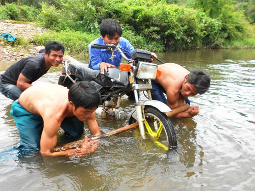 Làng gặp khó trong mùa mưa