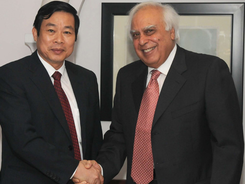 Bộ trưởng Nguyễn Bắc Son và Bộ trưởng Kapil Sibal