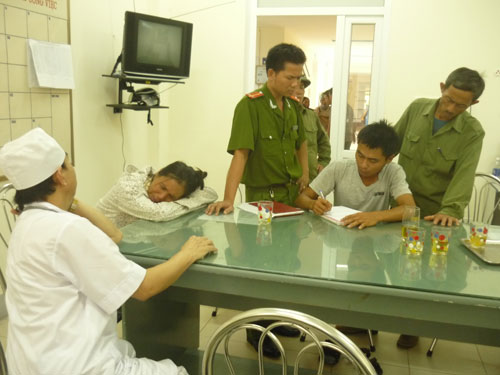 Anh Nguyễn Đình Thắng và người thân rất đau đớn, bức xúc trước cái chết bất thường đứa con sơ sinh.