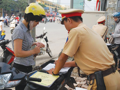 “Trốn” nộp phạt vi phạm giao thông có thể bị trừ lương hoặc tài khoản 